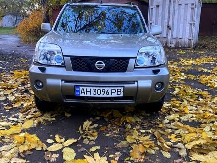 Серый Ниссан ИксТрейл, объемом двигателя 2 л и пробегом 251 тыс. км за 5600 $, фото 1 на Automoto.ua