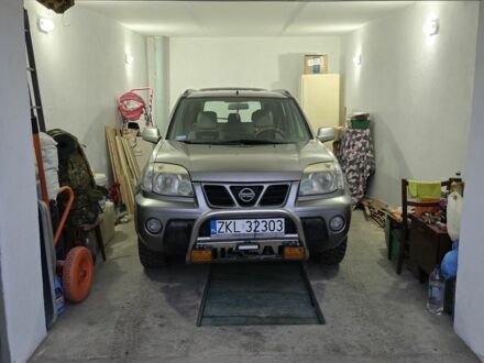 Сірий Ніссан ІксТрейл, об'ємом двигуна 2.2 л та пробігом 314 тис. км за 4500 $, фото 1 на Automoto.ua