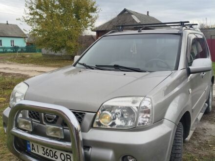 Серый Ниссан ИксТрейл, объемом двигателя 2 л и пробегом 297 тыс. км за 4500 $, фото 1 на Automoto.ua