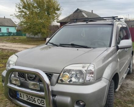 Серый Ниссан ИксТрейл, объемом двигателя 2 л и пробегом 297 тыс. км за 4500 $, фото 1 на Automoto.ua