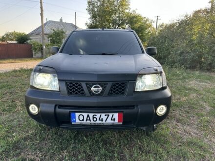 Серый Ниссан ИксТрейл, объемом двигателя 2.2 л и пробегом 350 тыс. км за 3999 $, фото 1 на Automoto.ua