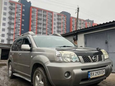 Серый Ниссан ИксТрейл, объемом двигателя 2 л и пробегом 265 тыс. км за 6000 $, фото 1 на Automoto.ua