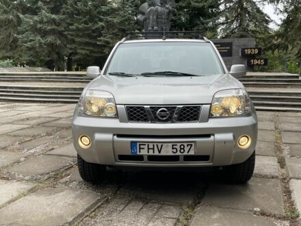 Сірий Ніссан ІксТрейл, об'ємом двигуна 2.5 л та пробігом 300 тис. км за 3650 $, фото 1 на Automoto.ua
