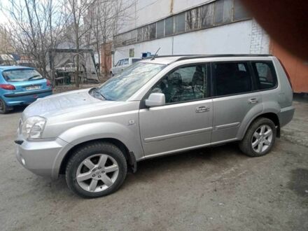 Серый Ниссан ИксТрейл, объемом двигателя 2.2 л и пробегом 330 тыс. км за 4500 $, фото 1 на Automoto.ua