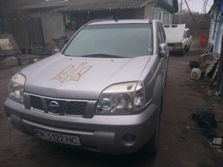 Серый Ниссан ИксТрейл, объемом двигателя 2.2 л и пробегом 300 тыс. км за 5000 $, фото 1 на Automoto.ua