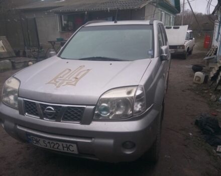 Сірий Ніссан ІксТрейл, об'ємом двигуна 2.2 л та пробігом 300 тис. км за 5000 $, фото 1 на Automoto.ua