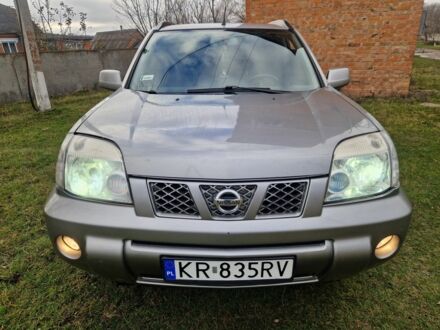 Серый Ниссан ИксТрейл, объемом двигателя 2.2 л и пробегом 239 тыс. км за 3900 $, фото 1 на Automoto.ua