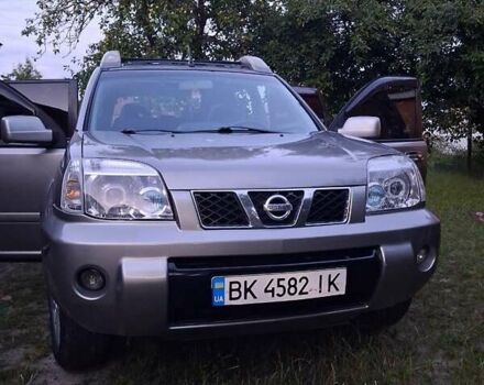 Сірий Ніссан ІксТрейл, об'ємом двигуна 2.5 л та пробігом 437 тис. км за 6200 $, фото 1 на Automoto.ua
