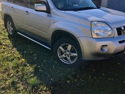 Серый Ниссан ИксТрейл, объемом двигателя 2 л и пробегом 207 тыс. км за 10000 $, фото 1 на Automoto.ua