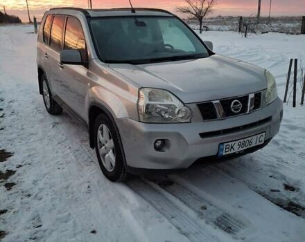 Серый Ниссан ИксТрейл, объемом двигателя 2 л и пробегом 280 тыс. км за 8000 $, фото 1 на Automoto.ua
