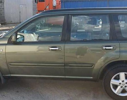 Зелений Ніссан ІксТрейл, об'ємом двигуна 2.2 л та пробігом 142 тис. км за 4500 $, фото 1 на Automoto.ua