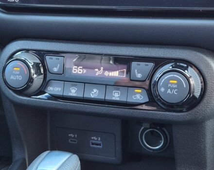 Сірий Ніссан Kix, об'ємом двигуна 1.6 л та пробігом 49 тис. км за 19499 $, фото 17 на Automoto.ua