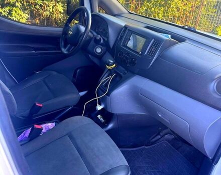 Белый Ниссан NV200, объемом двигателя 2 л и пробегом 240 тыс. км за 8333 $, фото 7 на Automoto.ua