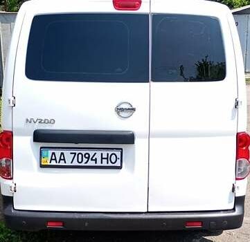 Белый Ниссан NV200, объемом двигателя 1.46 л и пробегом 318 тыс. км за 7400 $, фото 3 на Automoto.ua