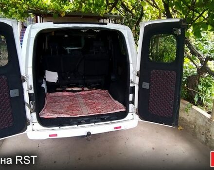 Белый Ниссан NV200, объемом двигателя 1.5 л и пробегом 244 тыс. км за 10300 $, фото 2 на Automoto.ua