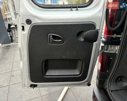 Сірий Ніссан NV300, об'ємом двигуна 2 л та пробігом 207 тис. км за 25500 $, фото 29 на Automoto.ua