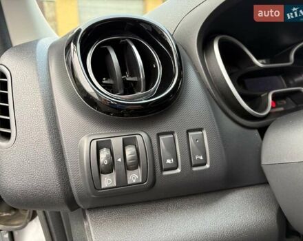 Сірий Ніссан NV300, об'ємом двигуна 2 л та пробігом 207 тис. км за 25500 $, фото 12 на Automoto.ua