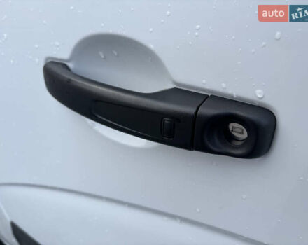 Белый Ниссан NV400, объемом двигателя 2.3 л и пробегом 263 тыс. км за 15700 $, фото 9 на Automoto.ua