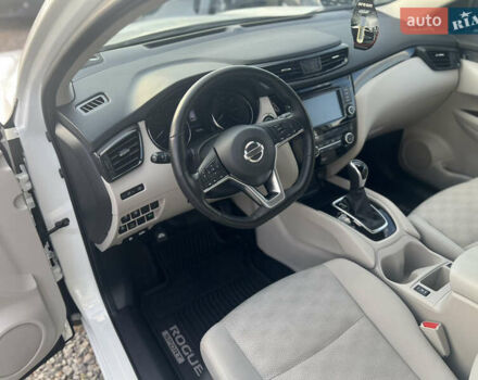 Белый Ниссан Rogue Sport, объемом двигателя 2 л и пробегом 70 тыс. км за 15200 $, фото 4 на Automoto.ua