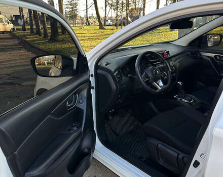 Белый Ниссан Rogue Sport, объемом двигателя 2 л и пробегом 42 тыс. км за 16000 $, фото 4 на Automoto.ua