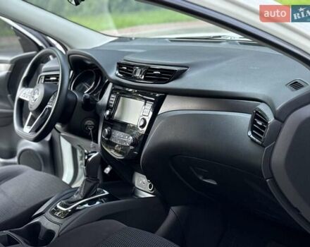 Белый Ниссан Rogue Sport, объемом двигателя 2 л и пробегом 91 тыс. км за 15700 $, фото 69 на Automoto.ua