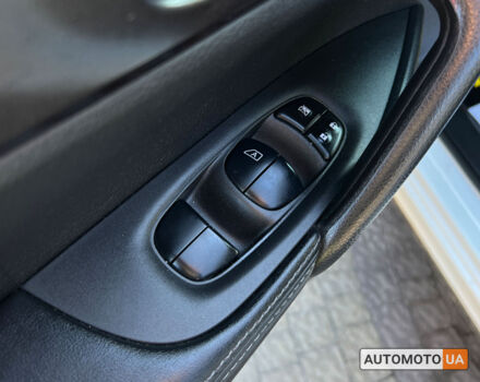 Білий Ніссан Rogue Sport, об'ємом двигуна 2 л та пробігом 74 тис. км за 16400 $, фото 16 на Automoto.ua