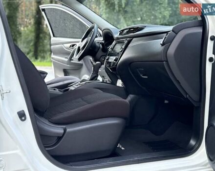 Белый Ниссан Rogue Sport, объемом двигателя 2 л и пробегом 91 тыс. км за 15700 $, фото 79 на Automoto.ua