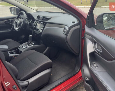 Красный Ниссан Rogue Sport, объемом двигателя 2 л и пробегом 140 тыс. км за 13500 $, фото 15 на Automoto.ua