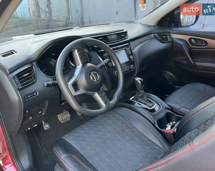 Красный Ниссан Rogue Sport, объемом двигателя 2 л и пробегом 117 тыс. км за 14500 $, фото 3 на Automoto.ua