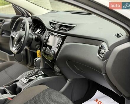 Серый Ниссан Rogue Sport, объемом двигателя 2 л и пробегом 93 тыс. км за 15999 $, фото 68 на Automoto.ua