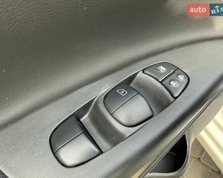 Белый Ниссан Sylphy, объемом двигателя 0 л и пробегом 60 тыс. км за 11900 $, фото 32 на Automoto.ua