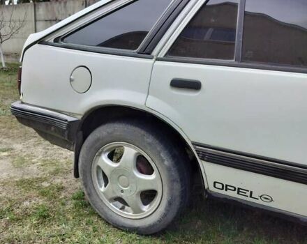 Белый Опель Аскона, объемом двигателя 1.6 л и пробегом 230 тыс. км за 650 $, фото 6 на Automoto.ua