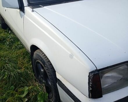 Белый Опель Аскона, объемом двигателя 1.6 л и пробегом 573 тыс. км за 955 $, фото 2 на Automoto.ua