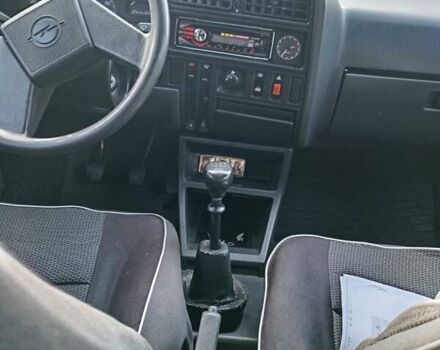 Белый Опель Аскона, объемом двигателя 1.8 л и пробегом 200 тыс. км за 1550 $, фото 4 на Automoto.ua