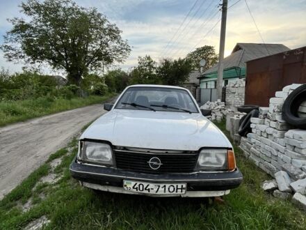 Белый Опель Аскона, объемом двигателя 1.8 л и пробегом 365 тыс. км за 455 $, фото 1 на Automoto.ua