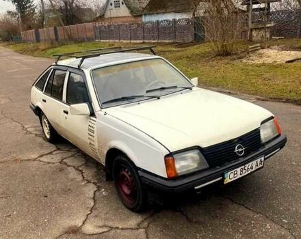 Белый Опель Аскона, объемом двигателя 1.8 л и пробегом 185 тыс. км за 604 $, фото 1 на Automoto.ua