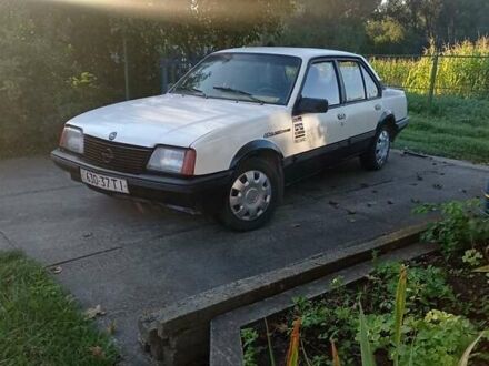 Белый Опель Аскона, объемом двигателя 1.6 л и пробегом 165 тыс. км за 750 $, фото 1 на Automoto.ua