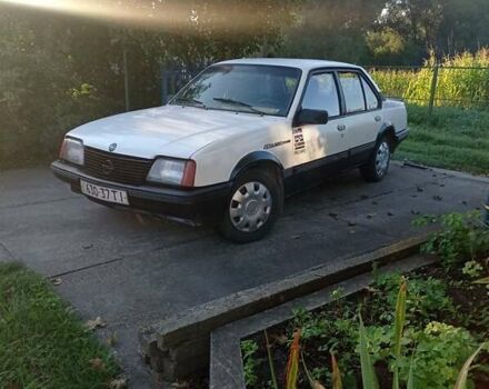 Белый Опель Аскона, объемом двигателя 1.6 л и пробегом 165 тыс. км за 750 $, фото 1 на Automoto.ua