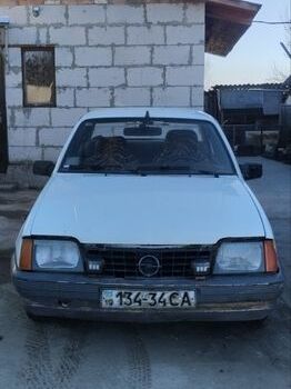Белый Опель Аскона, объемом двигателя 1.3 л и пробегом 99 тыс. км за 455 $, фото 1 на Automoto.ua