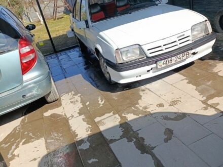 Білий Опель Аскона, об'ємом двигуна 1 л та пробігом 398 тис. км за 850 $, фото 1 на Automoto.ua