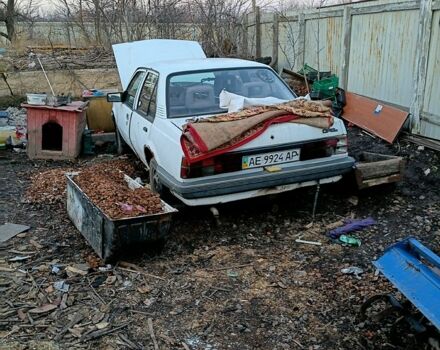 Белый Опель Аскона, объемом двигателя 1.6 л и пробегом 300 тыс. км за 300 $, фото 1 на Automoto.ua