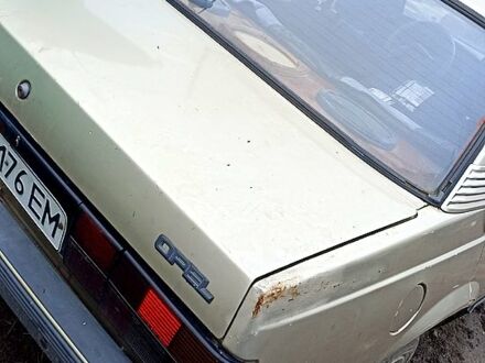 Бежевый Опель Аскона, объемом двигателя 1.6 л и пробегом 200 тыс. км за 500 $, фото 1 на Automoto.ua