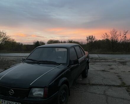 Черный Опель Аскона, объемом двигателя 1.6 л и пробегом 176 тыс. км за 450 $, фото 1 на Automoto.ua