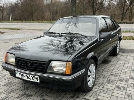 Чорний Опель Аскона, об'ємом двигуна 1.6 л та пробігом 1000 тис. км за 900 $, фото 1 на Automoto.ua