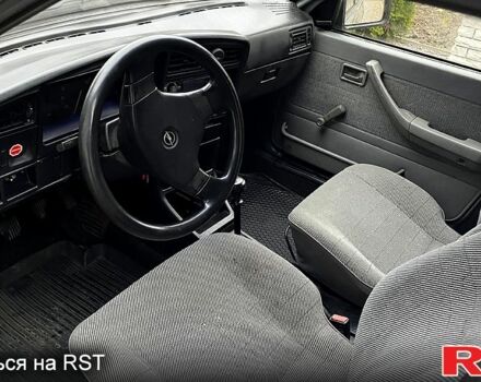 Сірий Опель Аскона, об'ємом двигуна 1.6 л та пробігом 369 тис. км за 800 $, фото 3 на Automoto.ua