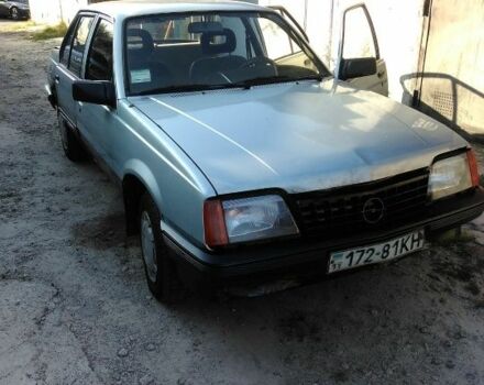 Серый Опель Аскона, объемом двигателя 1.4 л и пробегом 300 тыс. км за 473 $, фото 1 на Automoto.ua