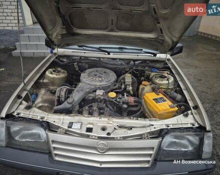 Серый Опель Аскона, объемом двигателя 1.58 л и пробегом 108 тыс. км за 1657 $, фото 4 на Automoto.ua