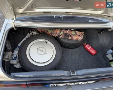 Сірий Опель Аскона, об'ємом двигуна 1.59 л та пробігом 100 тис. км за 2300 $, фото 41 на Automoto.ua