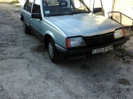 Серый Опель Аскона, объемом двигателя 1.4 л и пробегом 300 тыс. км за 473 $, фото 1 на Automoto.ua