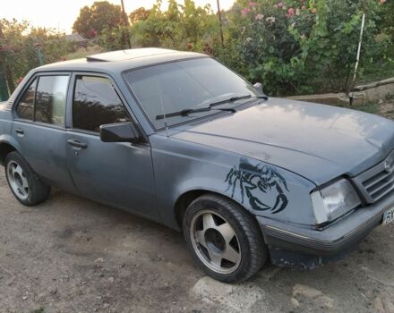 Серый Опель Аскона, объемом двигателя 1.6 л и пробегом 300 тыс. км за 800 $, фото 1 на Automoto.ua